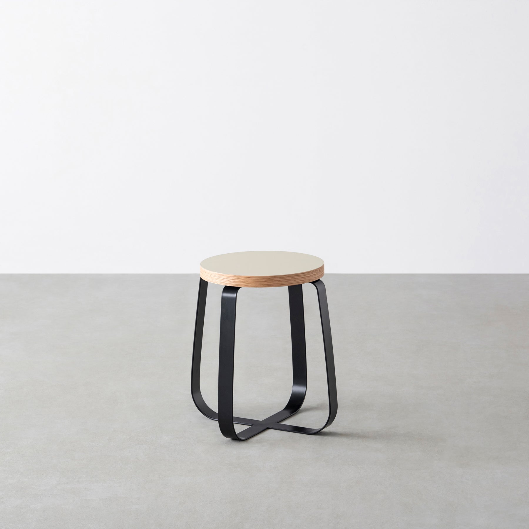 KanademonoのリノリウムMushroom Round座面とブラックのCross Plate脚を合わせたシンプルモダンなスツール