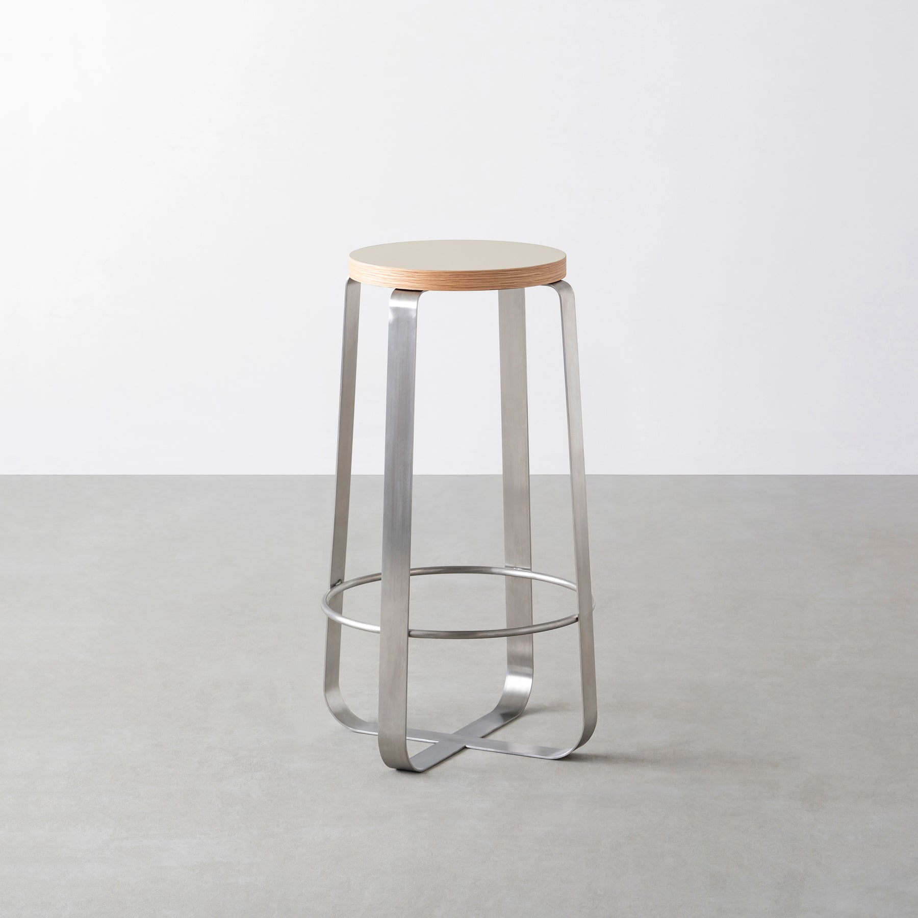 KanademonoのリノリウムMushroom Round座面とステンレスのCross_Plate脚を合わせたシンプルモダンなHighスツール