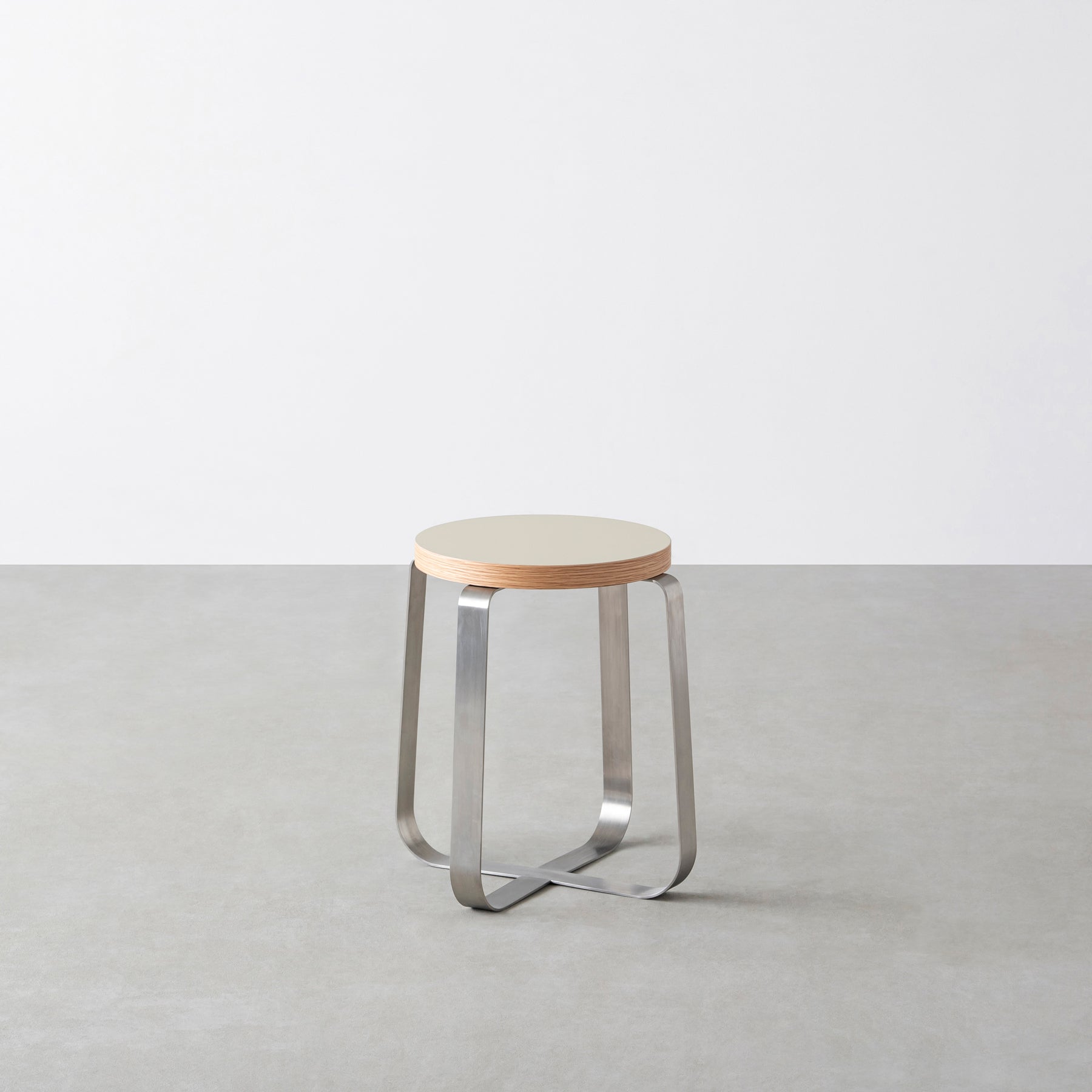 KanademonoのリノリウムMushroom Round座面とステンレスのCross Plate脚を合わせたシンプルモダンなスツール