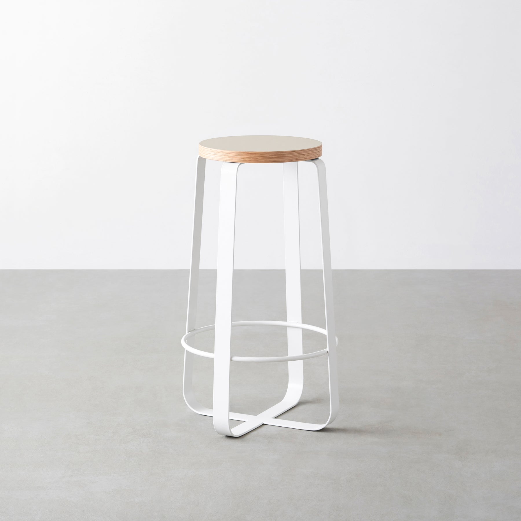 KanademonoのリノリウムMushroom Round座面とホワイトのCross_Plate脚を合わせたシンプルモダンなHighスツール
