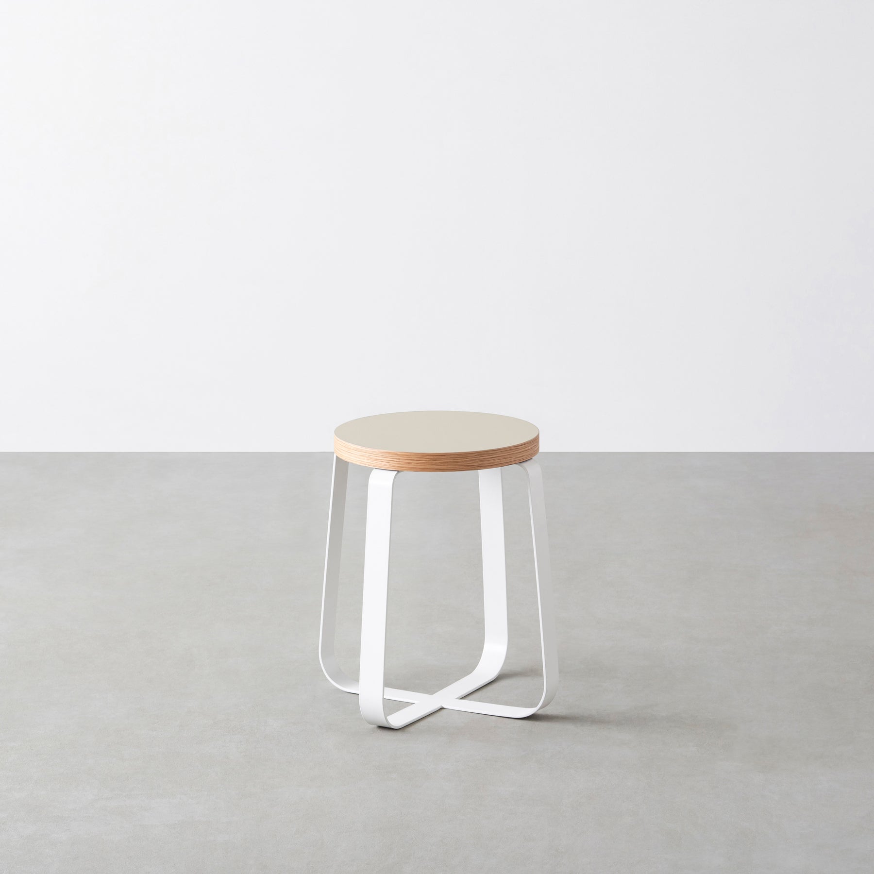 KanademonoのリノリウムMushroom Round座面とホワイトのCross Plate脚を合わせたシンプルモダンなスツール