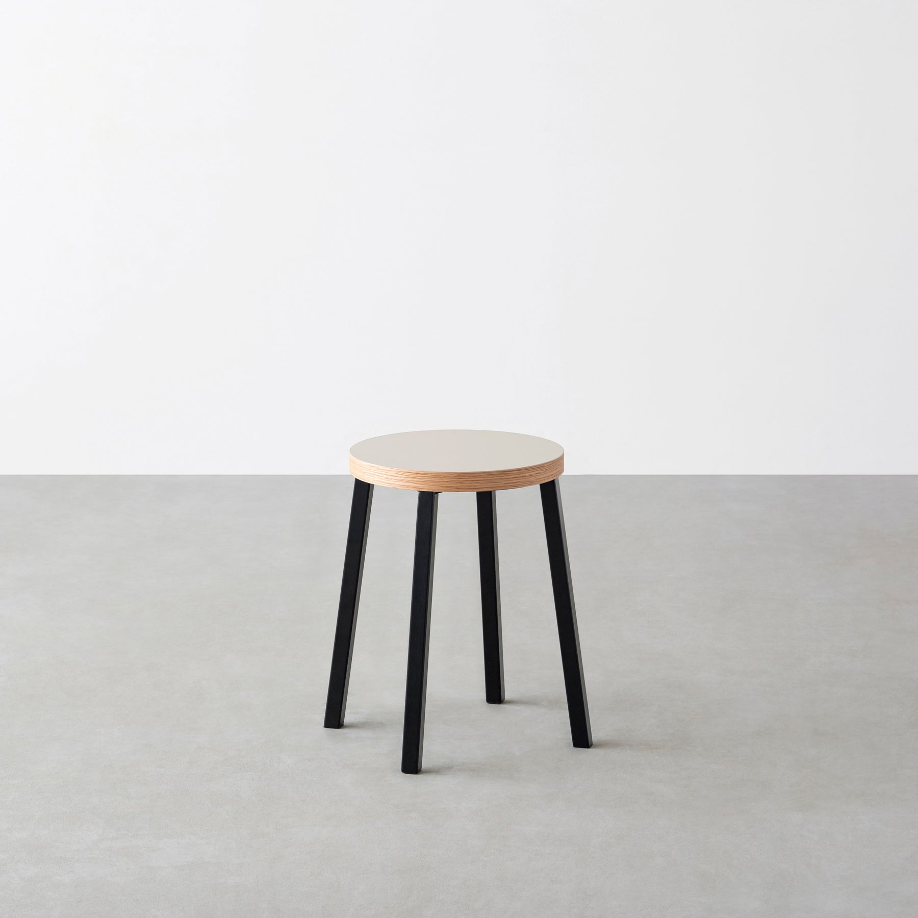 KanademonoのリノリウムMushroom Round座面とブラックのSlant Bar脚を合わせたシンプルモダンなスツール