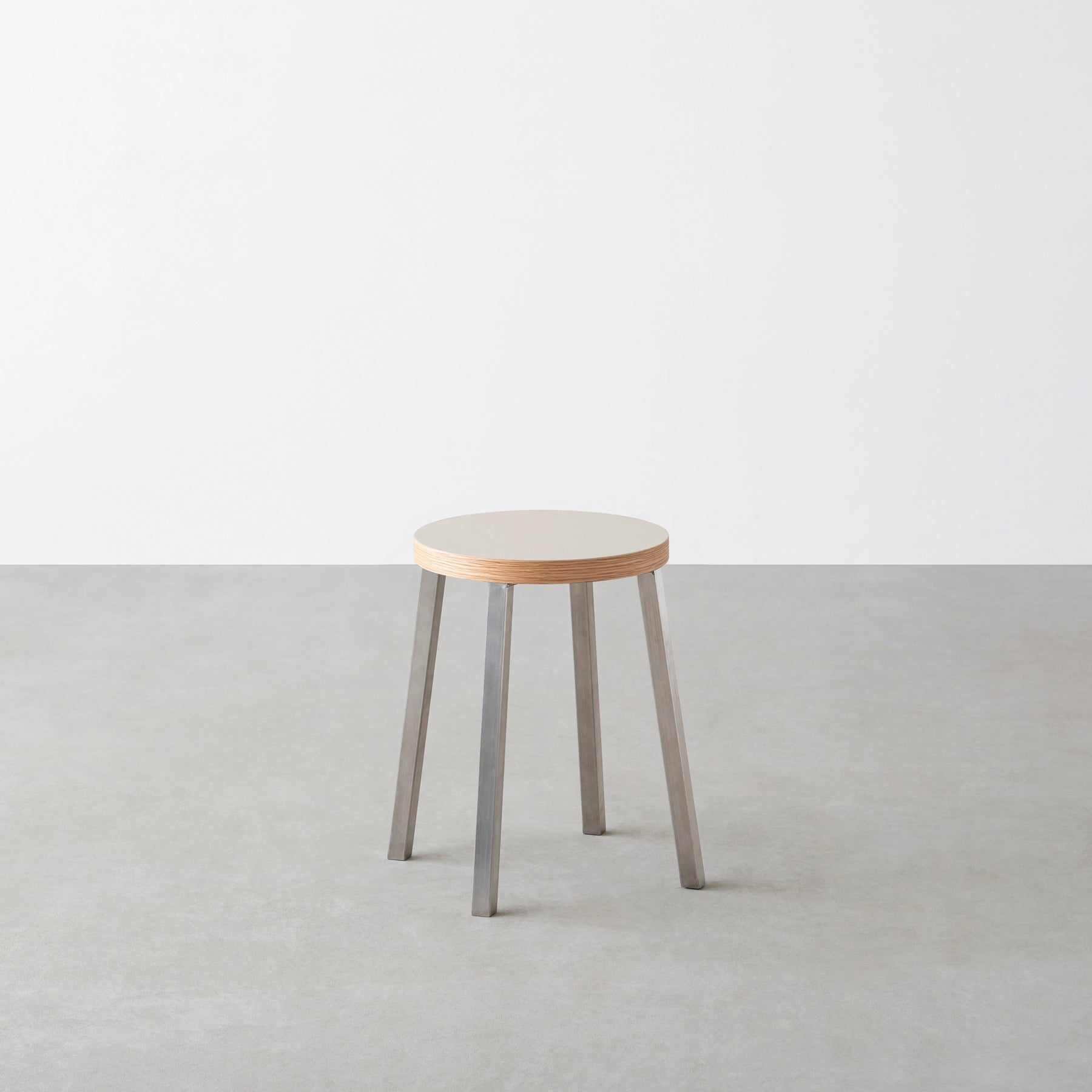 KanademonoのリノリウムMushroom Round座面とステンレスのSlant Bar脚を合わせたシンプルモダンなスツール