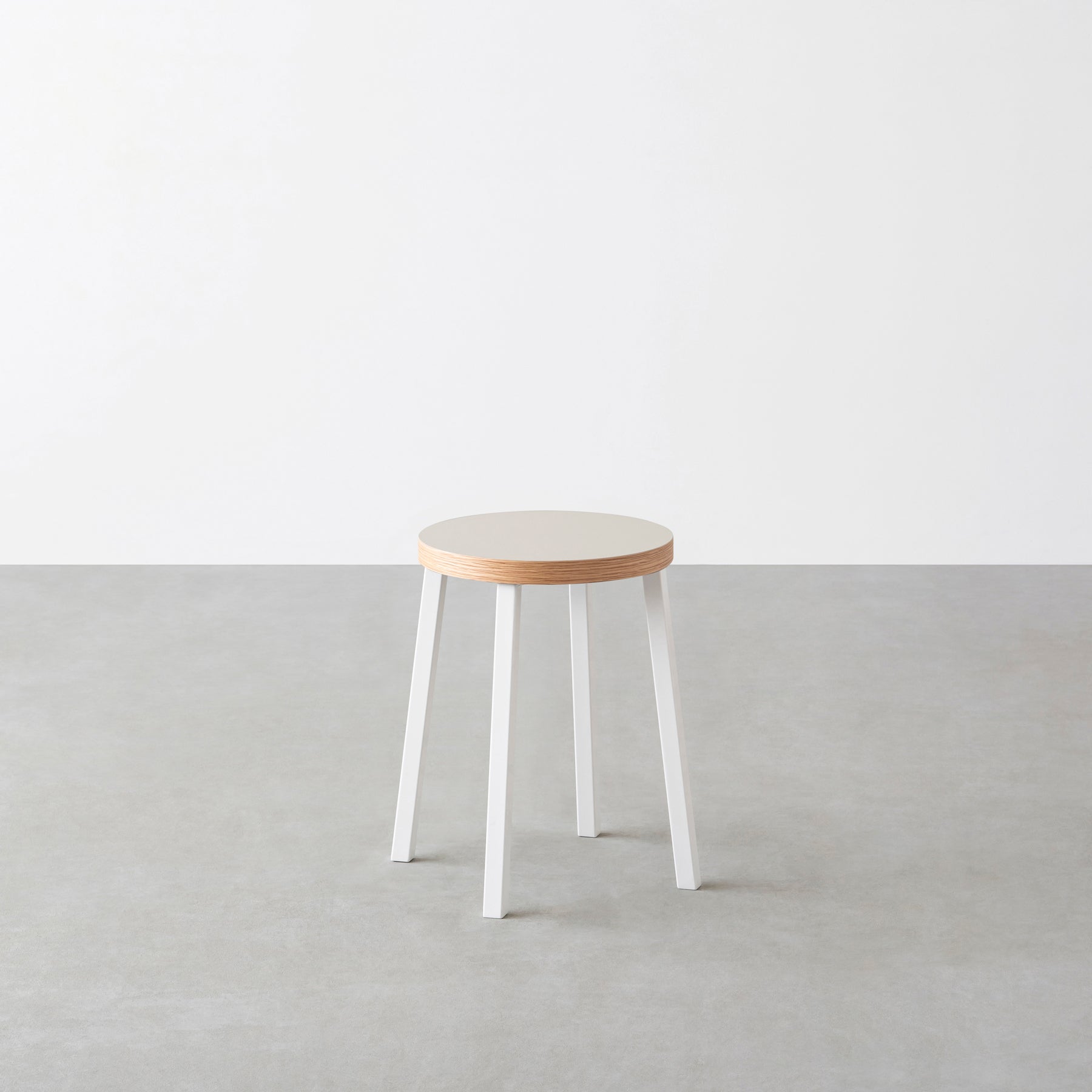 KanademonoのリノリウムMushroom　Round座面とホワイトのSlant Bar脚を合わせたシンプルモダンなスツール