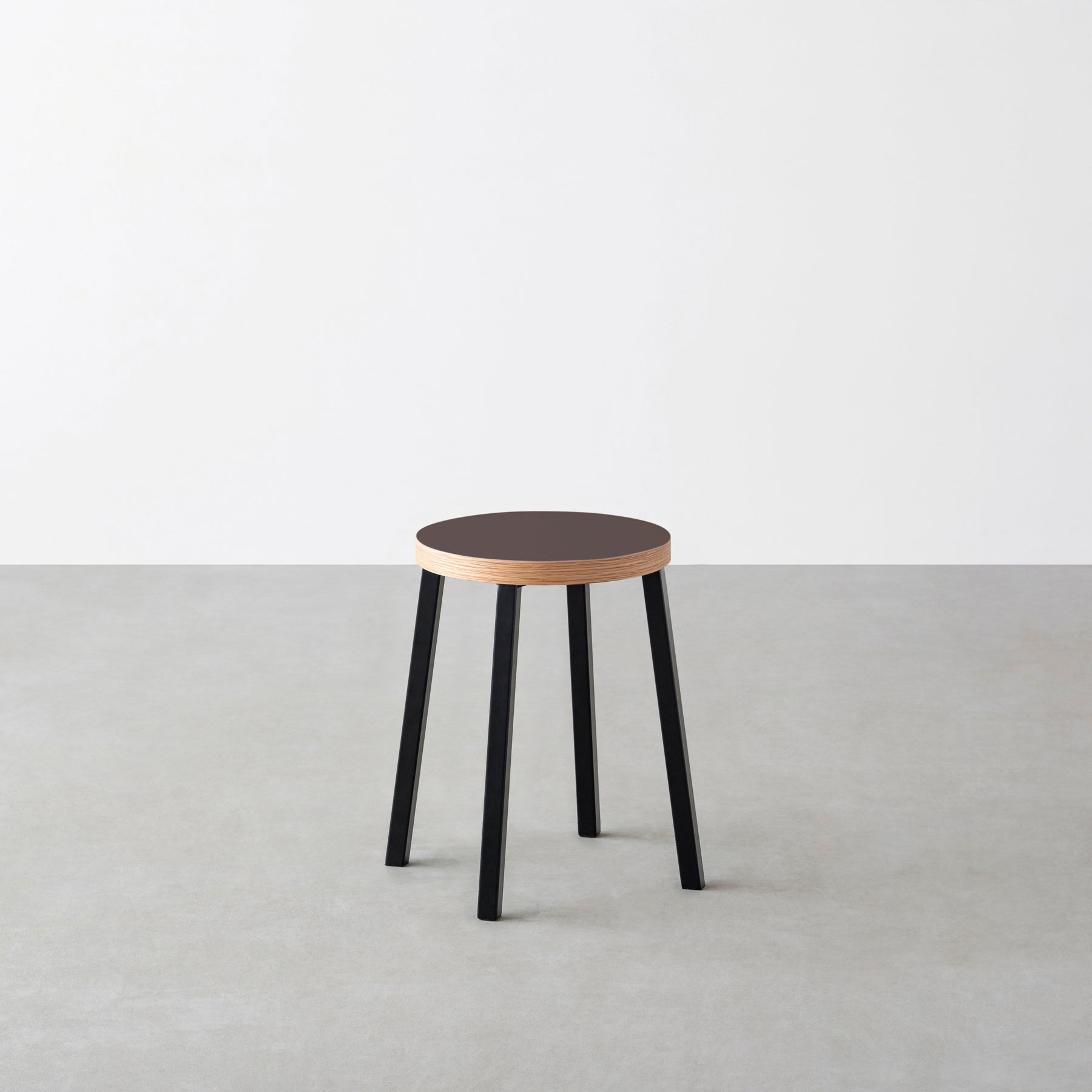 KanademonoのリノリウムMauve Round座面とブラックのSlant Bar脚を合わせたシンプルモダンなスツール