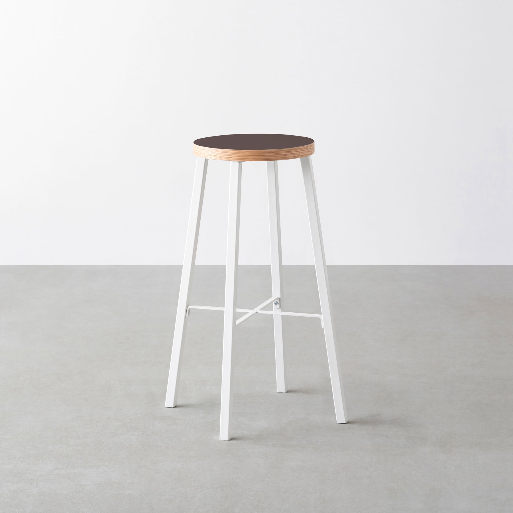 KanademonoのリノリウムMauve Round座面とホワイトのSlant_Bar脚を合わせたシンプルモダンなHighスツール