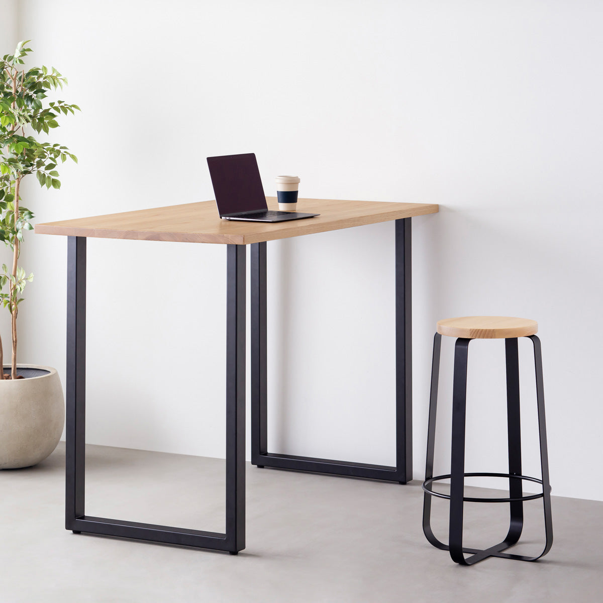 KANADEMONOの無垢ホワイトアッシュRound座面とブラックのCross Plate脚を合わせたシンプルモダンなハイスツール（使用例）