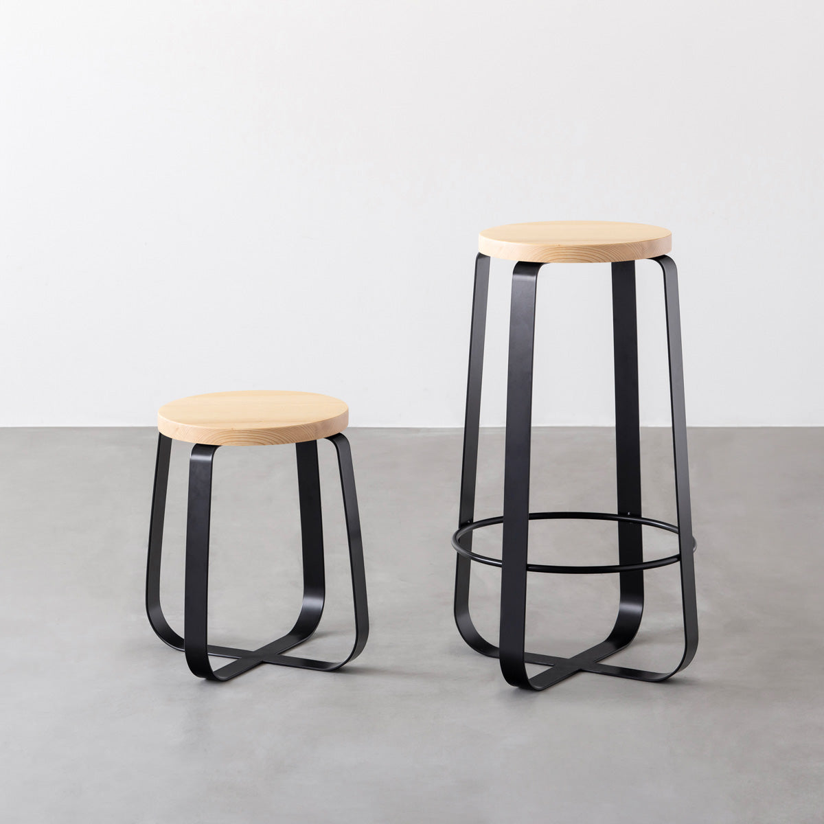 KANADEMONOの無垢ホワイトアッシュRound座面とブラックのCross Plate脚を合わせたシンプルモダンなハイスツール（スタンダード比較）