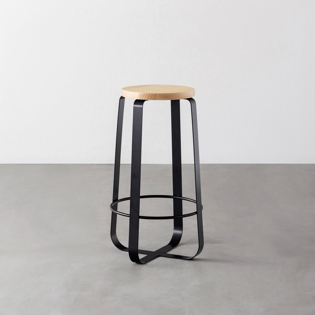 KANADEMONOの無垢ホワイトアッシュRound座面とブラックのCross Plate脚を合わせたシンプルモダンなハイスツール