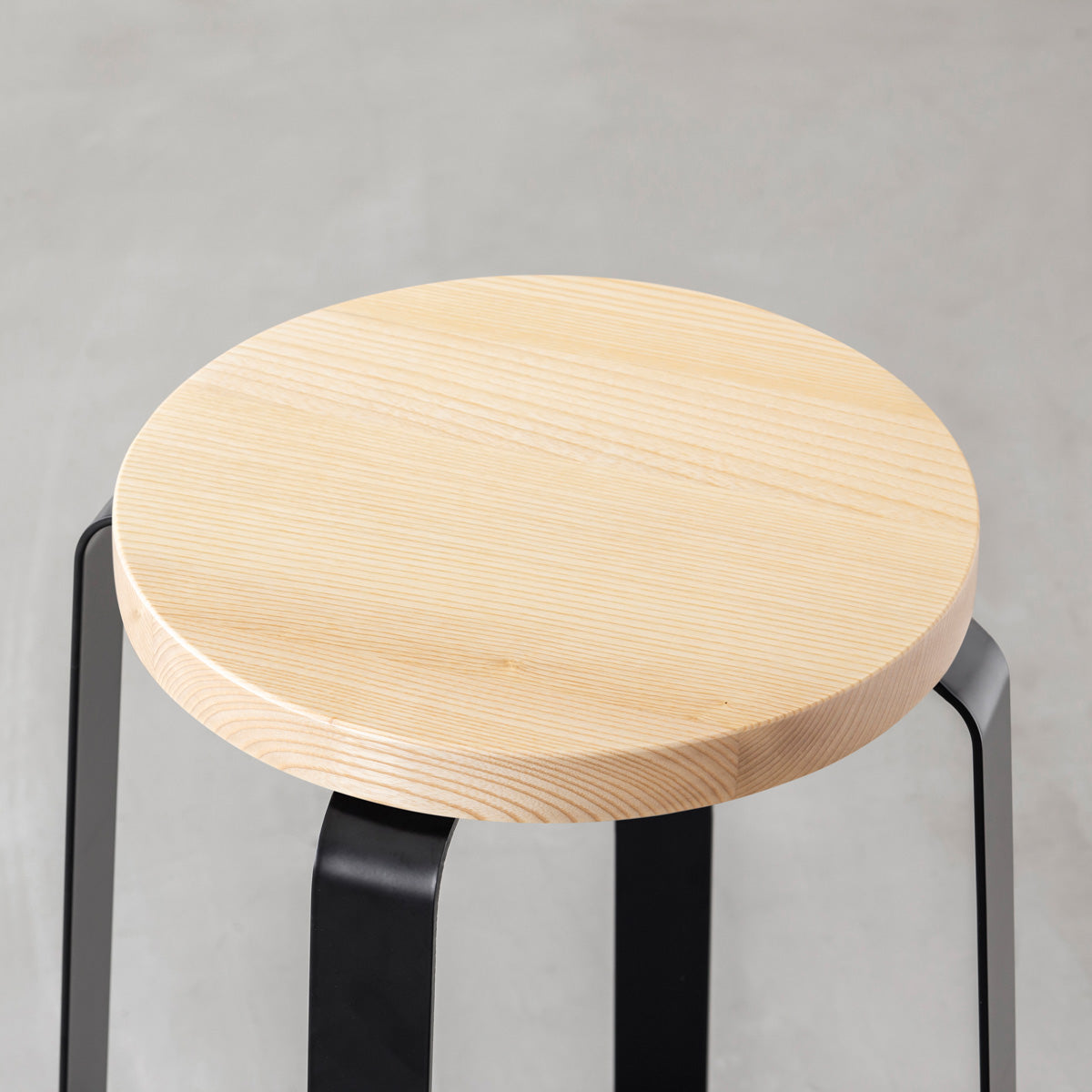 KANADEMONOの無垢ホワイトアッシュRound座面とブラックのCross Plate脚を合わせたシンプルモダンなハイスツール（座面）