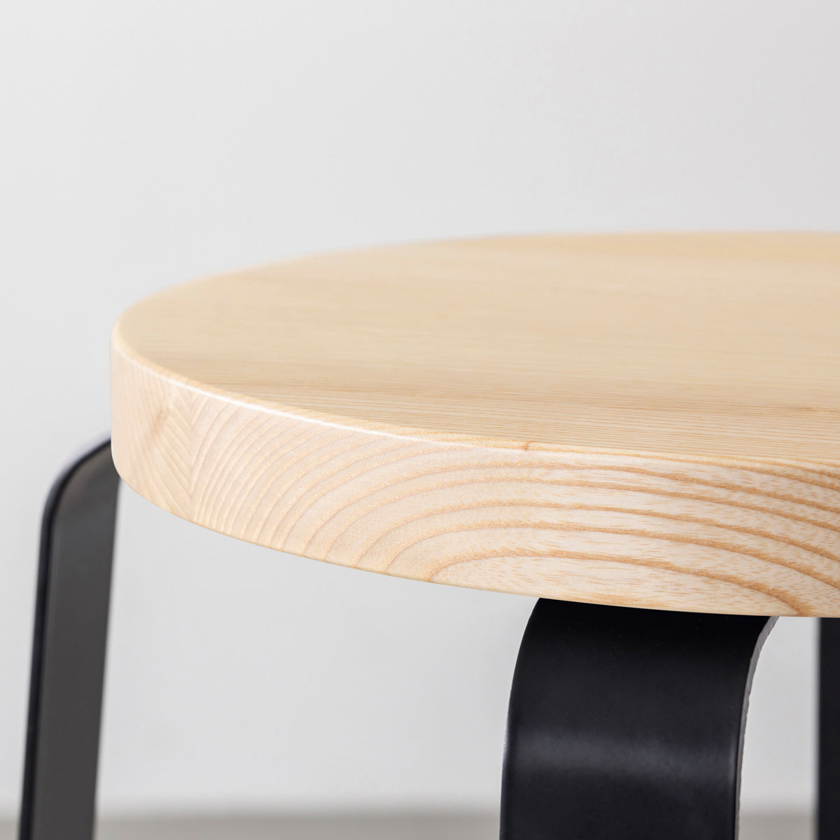 KANADEMONOの無垢ホワイトアッシュRound座面とブラックのCross Plate脚を合わせたシンプルモダンなハイスツール（座面側面）