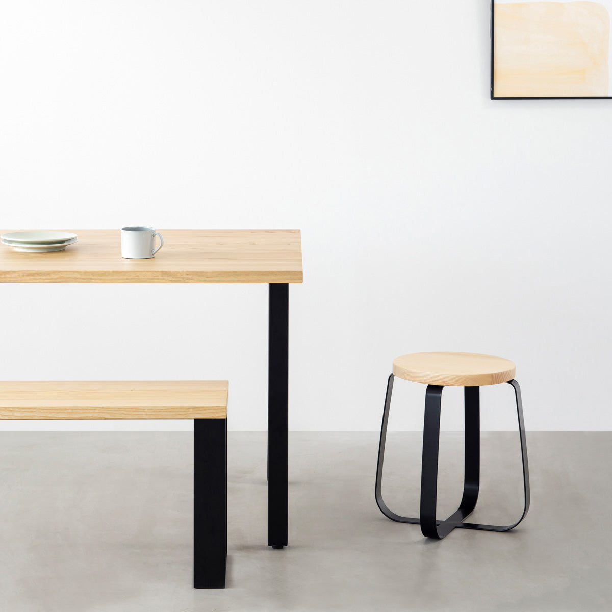 KANADEMONOの無垢ホワイトアッシュRound座面とブラックのCross Plate脚を合わせたシンプルモダンなスツール（使用例）