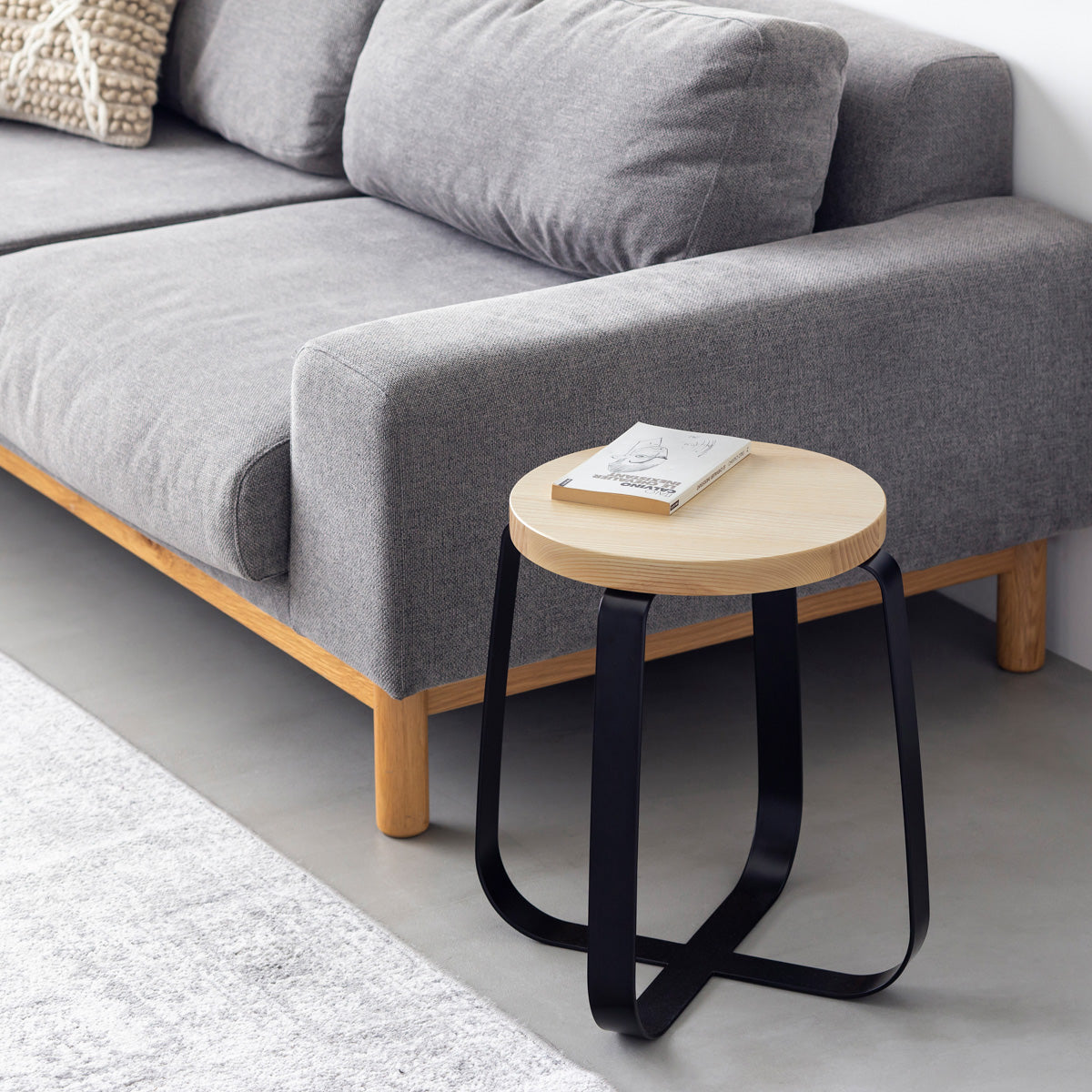 KANADEMONOの無垢ホワイトアッシュRound座面とブラックのCross Plate脚を合わせたシンプルモダンなスツール（使用例2）