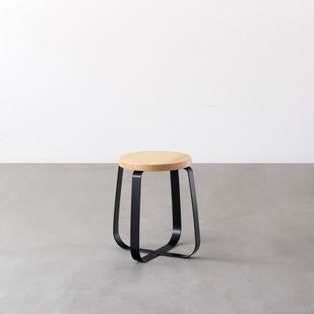 KANADEMONOの無垢ホワイトアッシュRound座面とブラックのCross Plate脚を合わせたシンプルモダンなスツール