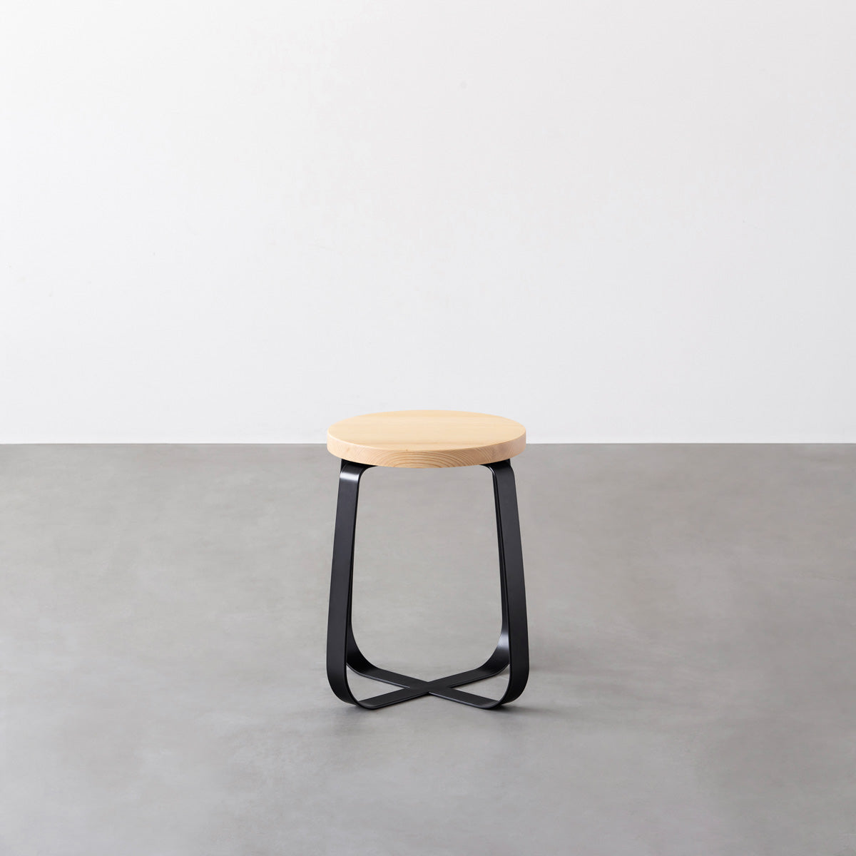KANADEMONOの無垢ホワイトアッシュRound座面とブラックのCross Plate脚を合わせたシンプルモダンなスツール2