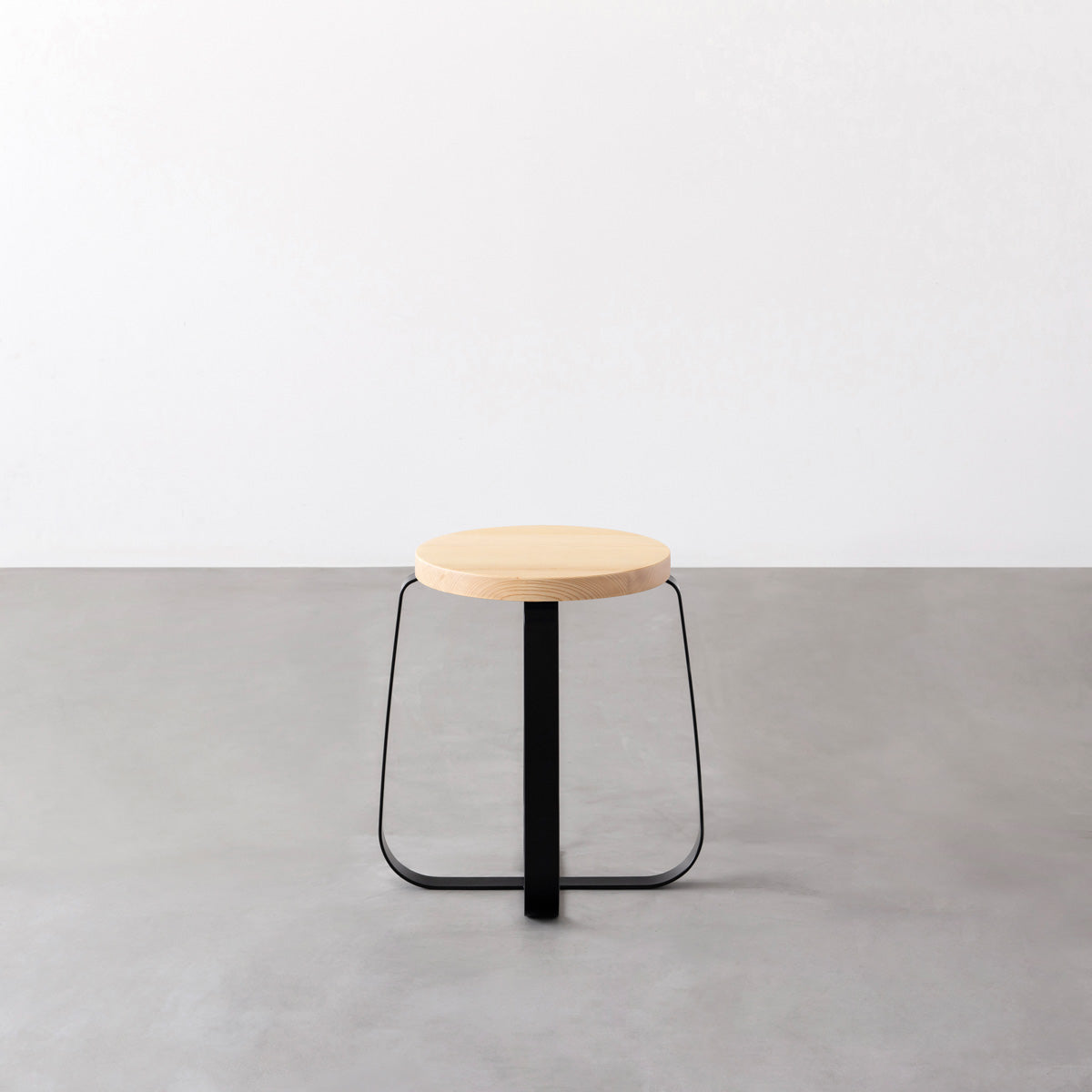 KANADEMONOの無垢ホワイトアッシュRound座面とブラックのCross Plate脚を合わせたシンプルモダンなスツール3