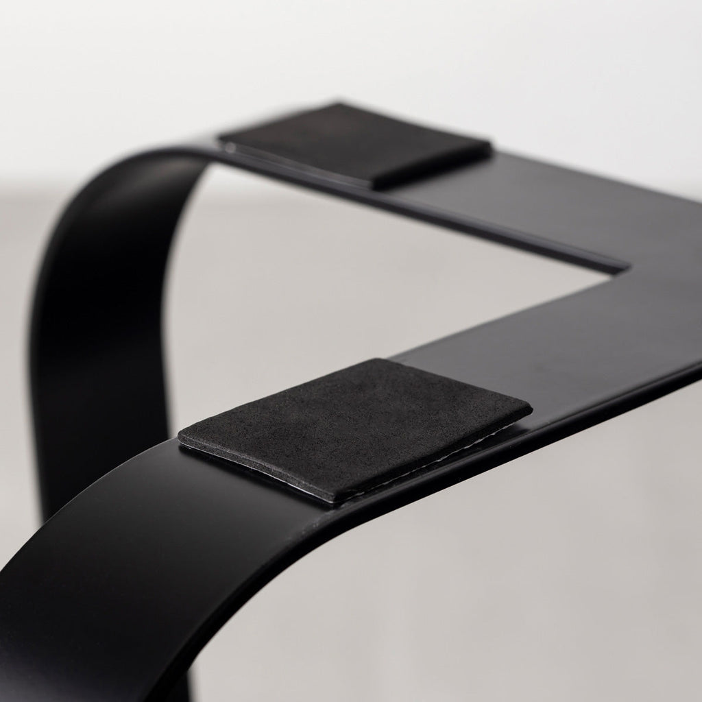 KanademonoのリノリウムPebble Round座面とブラックのCross Plate脚を合わせたシンプルモダンなスツール（脚裏面）