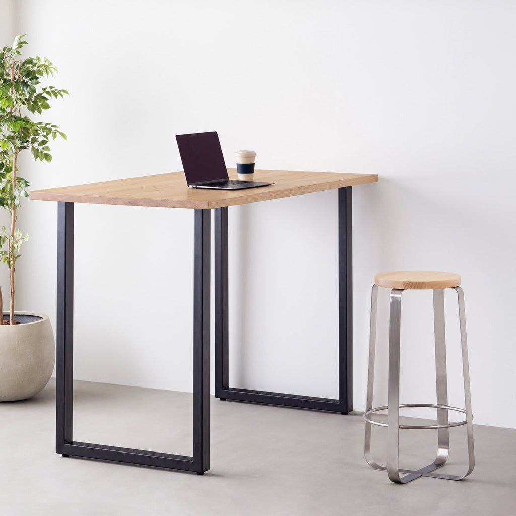 KANADEMONOの無垢ホワイトアッシュRound座面とステンレスのCross Plate脚を合わせたシンプルモダンなハイスツール（使用例）