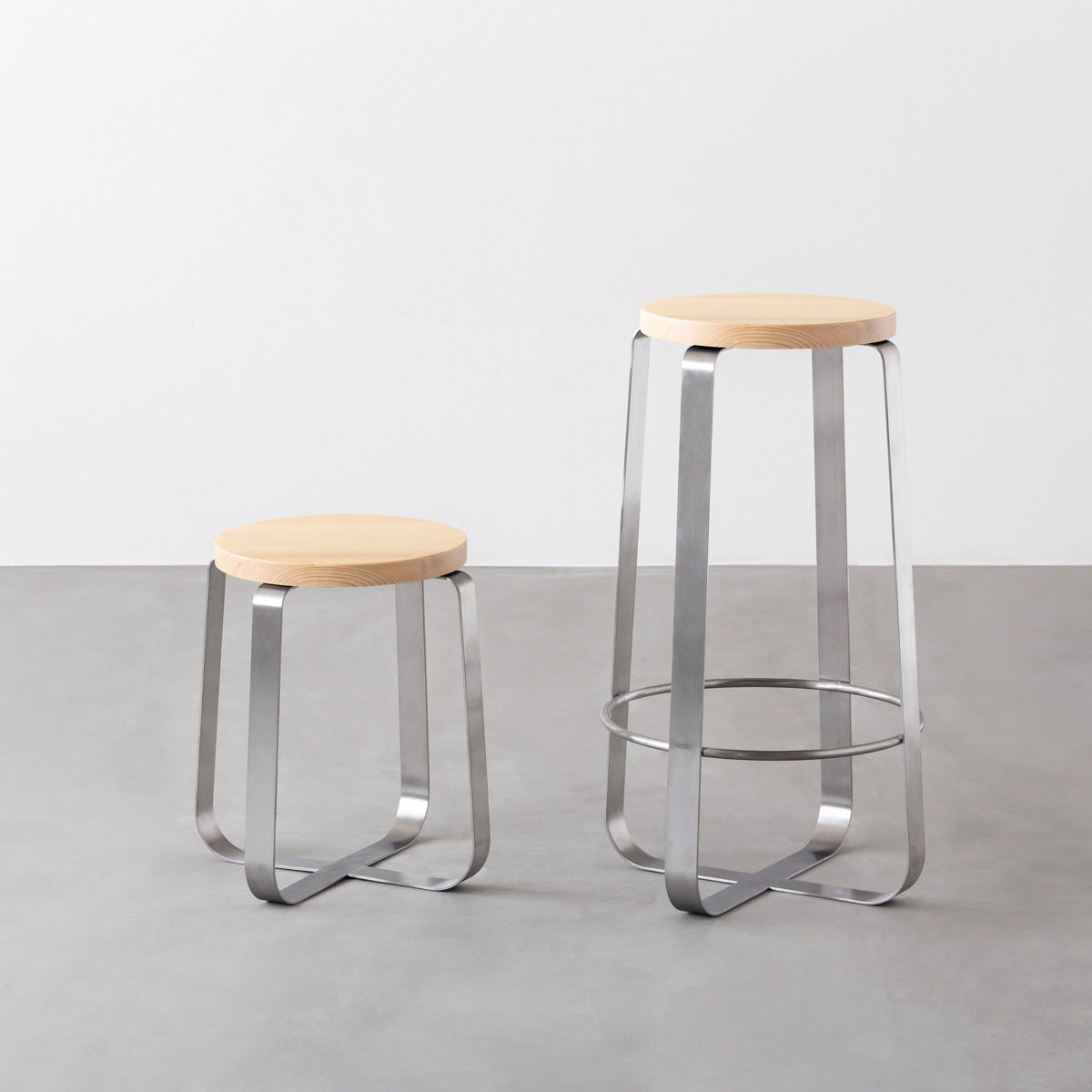 KANADEMONOの無垢ホワイトアッシュRound座面とステンレスのCross Plate脚を合わせたシンプルモダンなハイスツール（スタンダード比較）