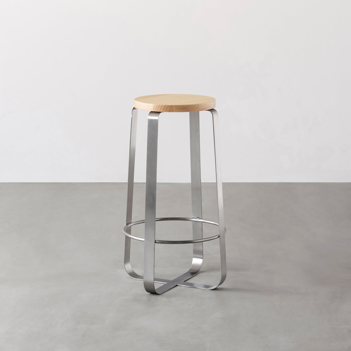 KANADEMONOの無垢ホワイトアッシュRound座面とステンレスのCross Plate脚を合わせたシンプルモダンなハイスツール