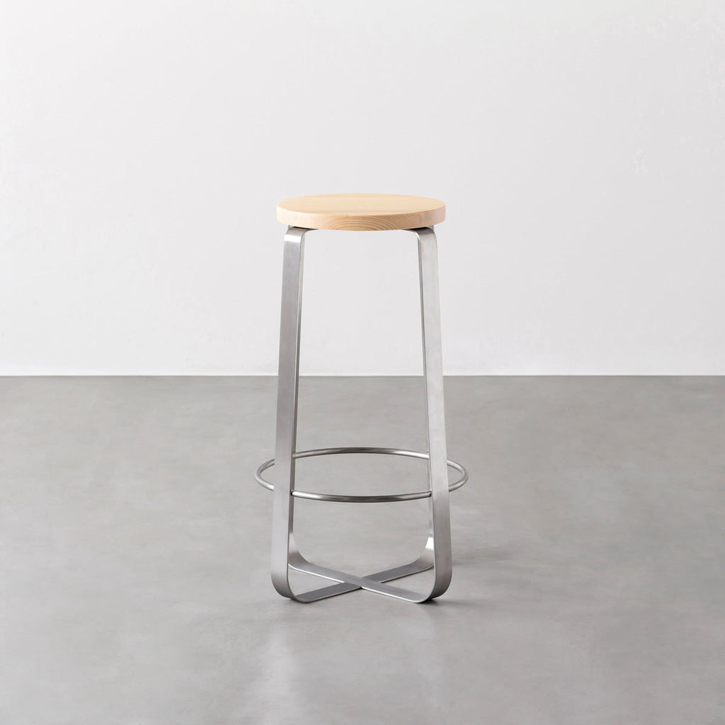 KANADEMONOの無垢ホワイトアッシュRound座面とステンレスのCross Plate脚を合わせたシンプルモダンなハイスツール2