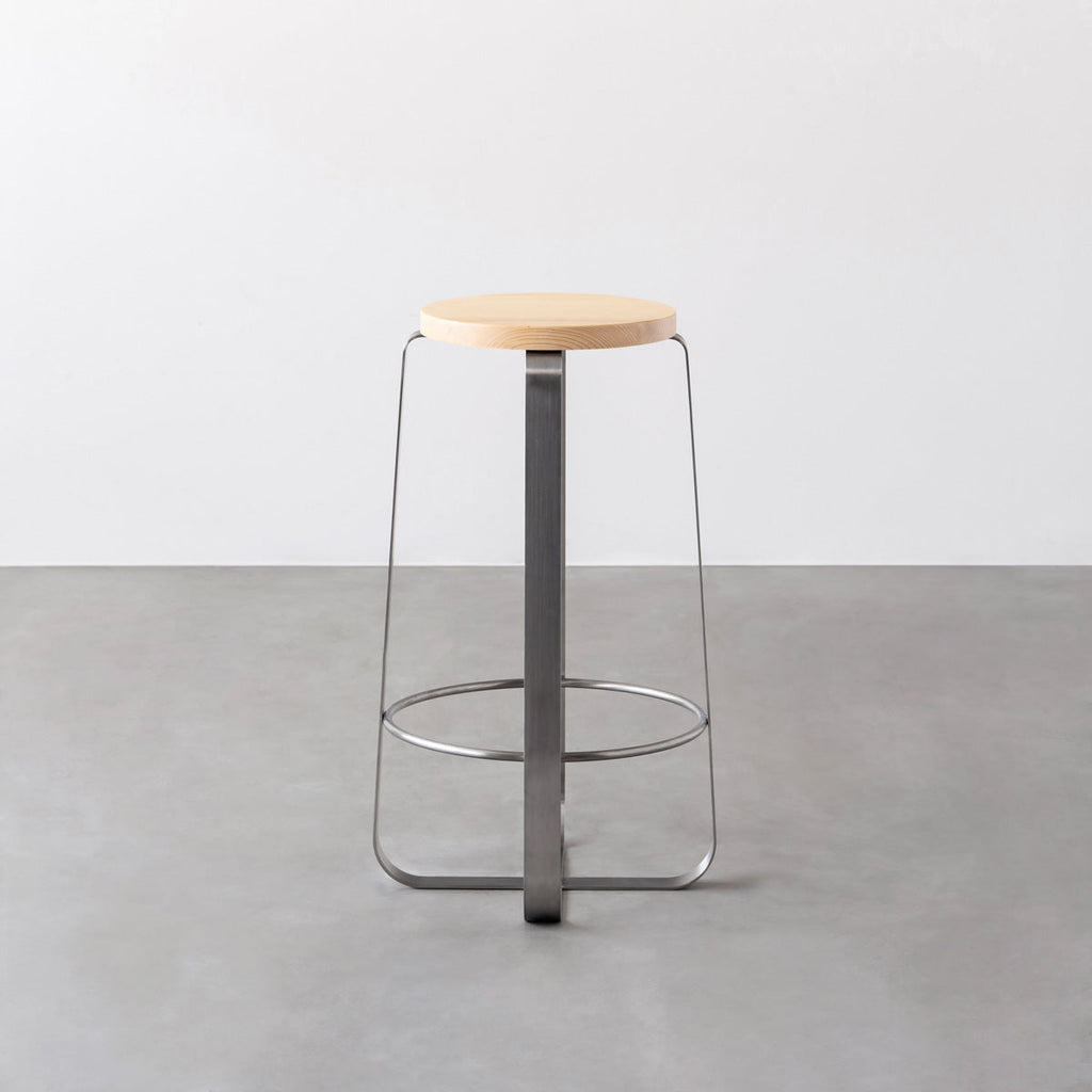 KANADEMONOの無垢ホワイトアッシュRound座面とステンレスのCross Plate脚を合わせたシンプルモダンなハイスツール3