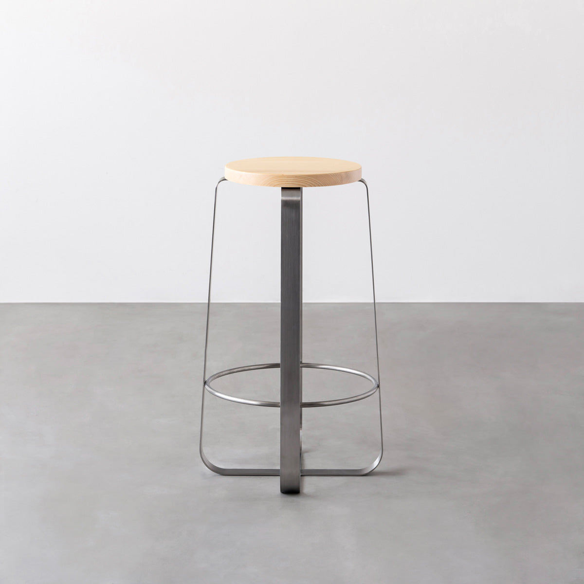 KANADEMONOの無垢ホワイトアッシュRound座面とステンレスのCross Plate脚を合わせたシンプルモダンなハイスツール3