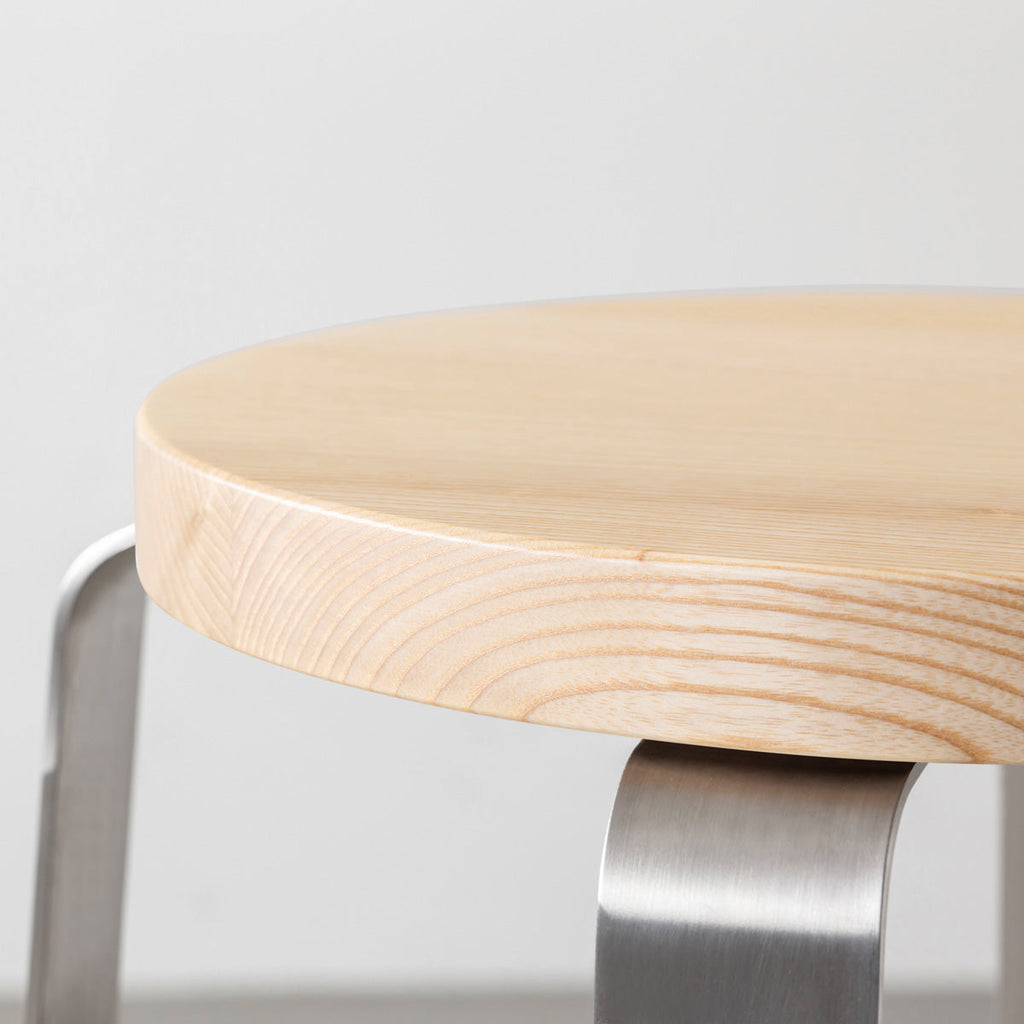 KANADEMONOの無垢ホワイトアッシュRound座面とステンレスのCross Plate脚を合わせたシンプルモダンなハイスツール（座面側面）