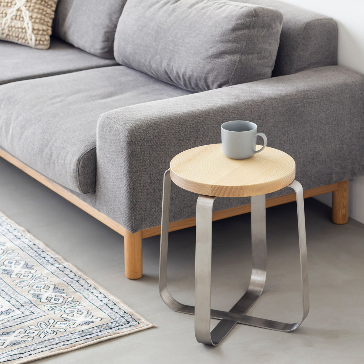 KANADEMONOの無垢ホワイトアッシュRound座面とステンレスのCross Plate脚を合わせたシンプルモダンなスツール（使用例2）