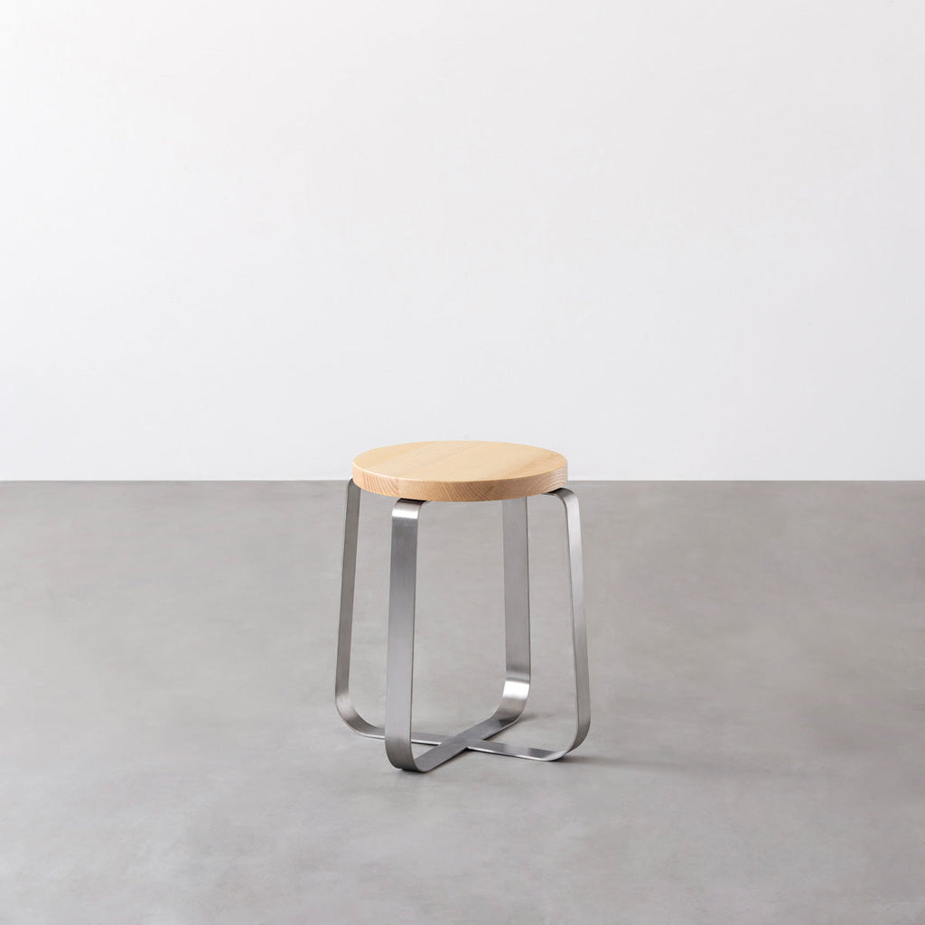 KANADEMONOの無垢ホワイトアッシュRound座面とステンレスのCross Plate脚を合わせたシンプルモダンなスツール