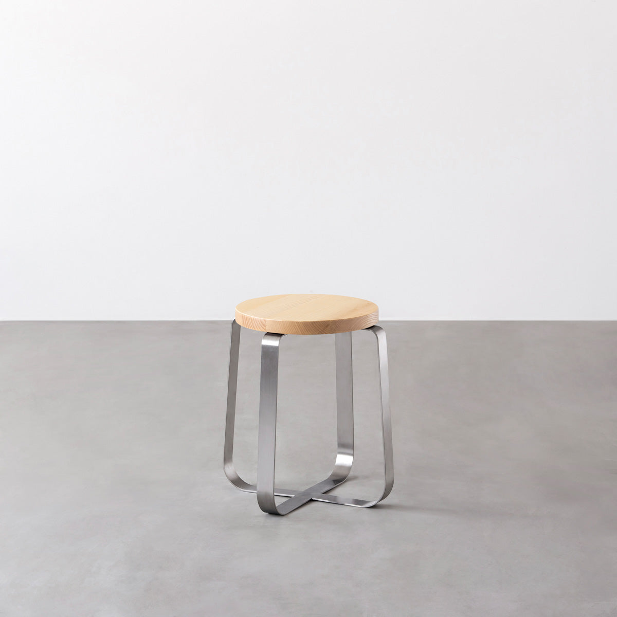 KANADEMONOの無垢ホワイトアッシュRound座面とステンレスのCross Plate脚を合わせたシンプルモダンなスツール
