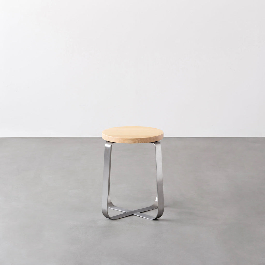 KANADEMONOの無垢ホワイトアッシュRound座面とステンレスのCross Plate脚を合わせたシンプルモダンなスツール2