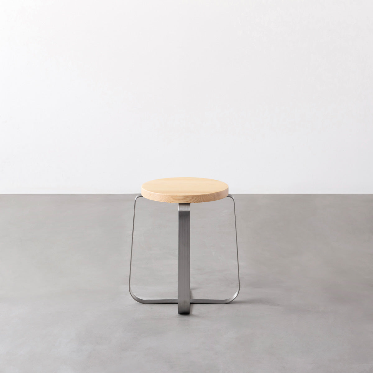 KANADEMONOの無垢ホワイトアッシュRound座面とステンレスのCross Plate脚を合わせたシンプルモダンなスツール3