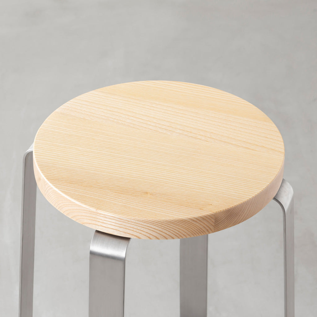 KANADEMONOの無垢ホワイトアッシュRound座面とステンレスのCross Plate脚を合わせたシンプルモダンなスツール（座面）