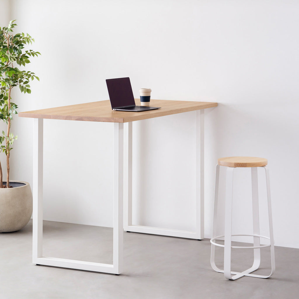 KANADEMONOの無垢ホワイトアッシュRound座面とホワイトのCross Plate脚を合わせたシンプルモダンなハイスツール（使用例）