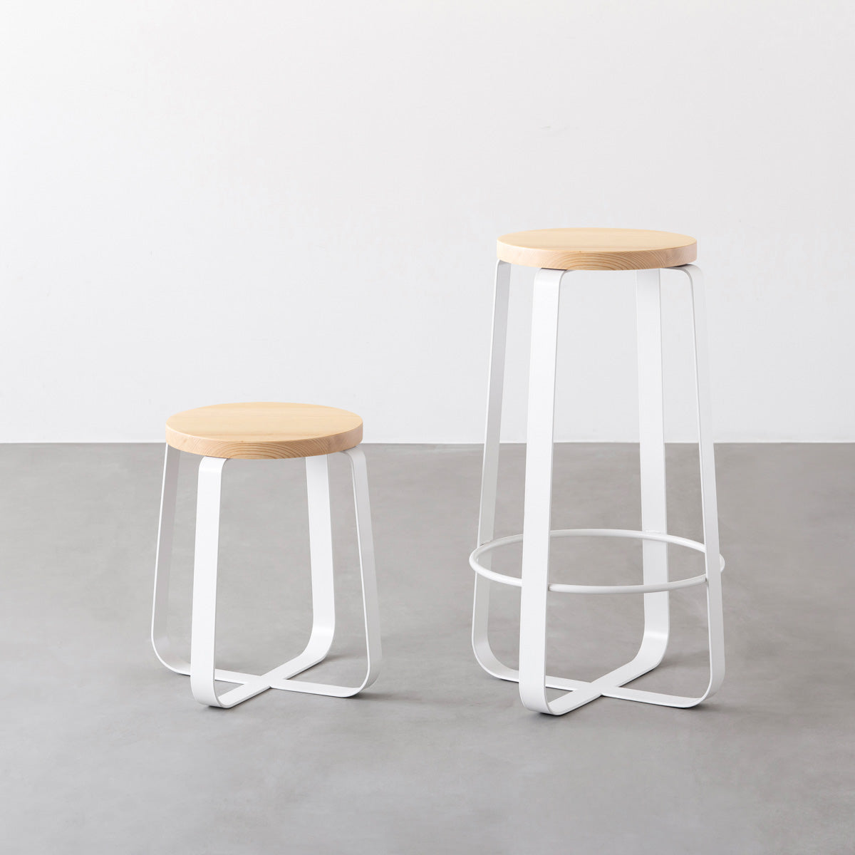 KANADEMONOの無垢ホワイトアッシュRound座面とホワイトのCross Plate脚を合わせたシンプルモダンなハイスツール（スタンダード比較）