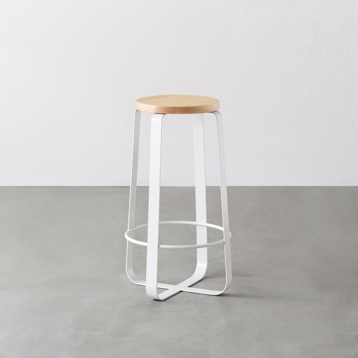 KANADEMONOの無垢ホワイトアッシュRound座面とホワイトのCross Plate脚を合わせたシンプルモダンなハイスツール