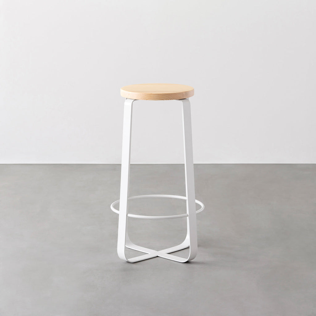 KANADEMONOの無垢ホワイトアッシュRound座面とホワイトのCross Plate脚を合わせたシンプルモダンなハイスツール2