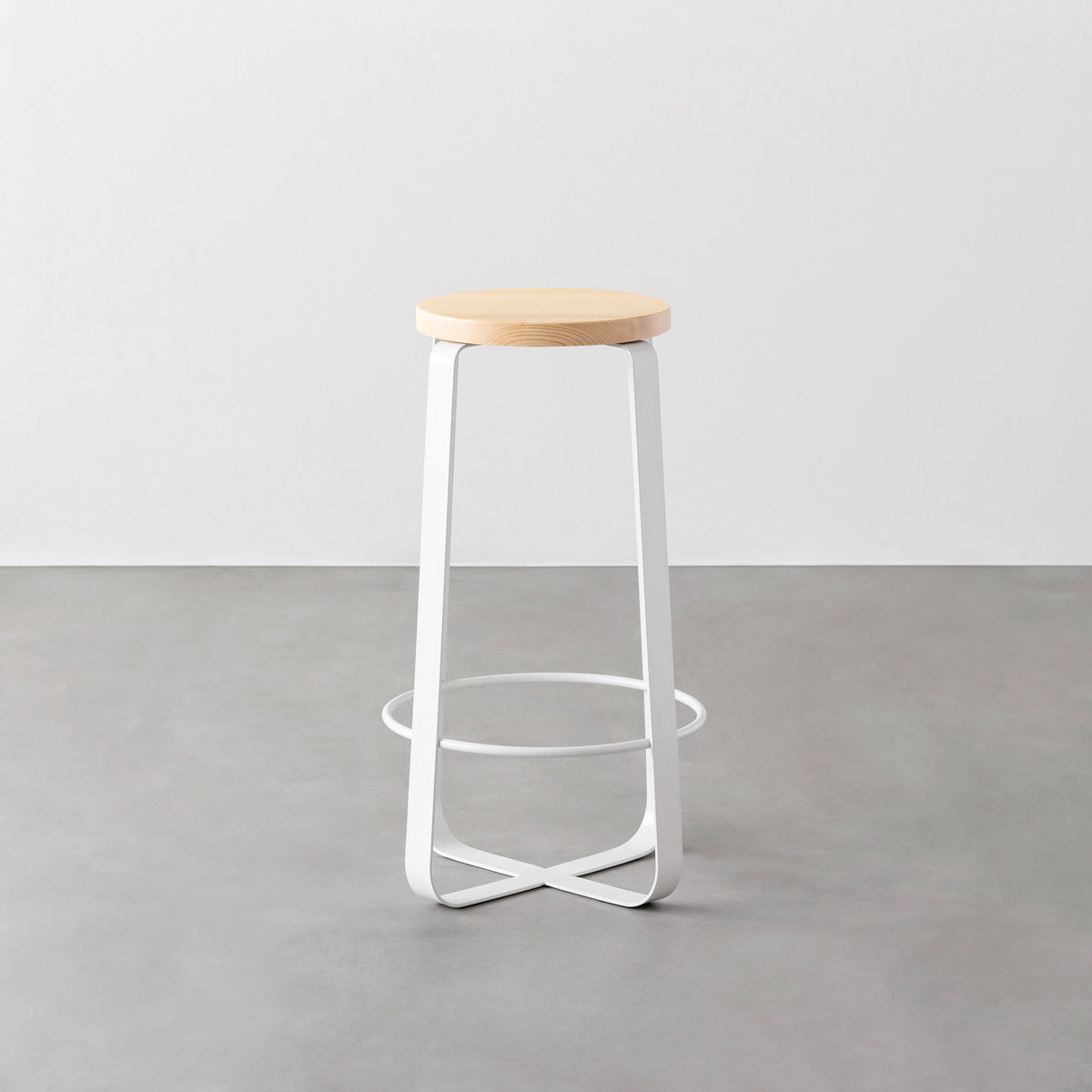 KANADEMONOの無垢ホワイトアッシュRound座面とホワイトのCross Plate脚を合わせたシンプルモダンなハイスツール2