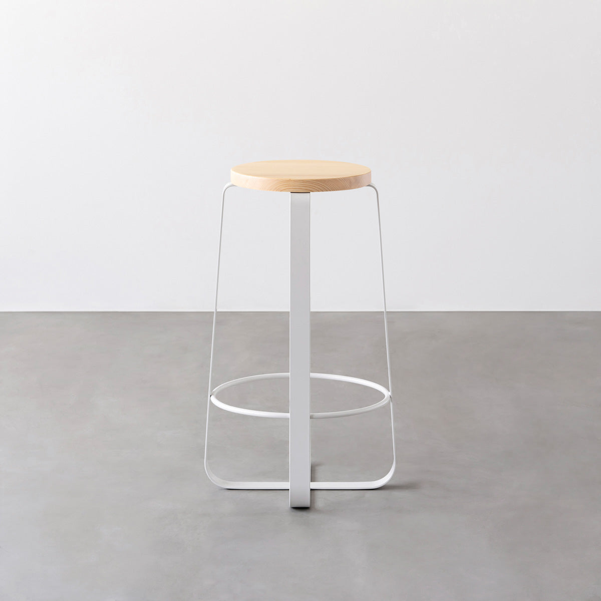 KANADEMONOの無垢ホワイトアッシュRound座面とホワイトのCross Plate脚を合わせたシンプルモダンなハイスツール3