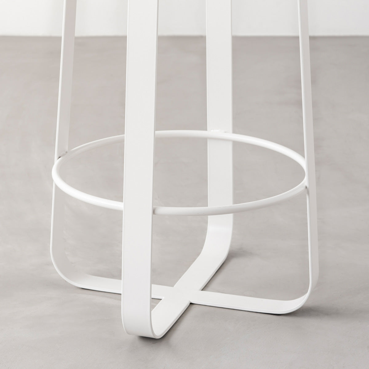 KANADEMONOの無垢ホワイトアッシュRound座面とホワイトのCross Plate脚を合わせたシンプルモダンなハイスツール（脚）