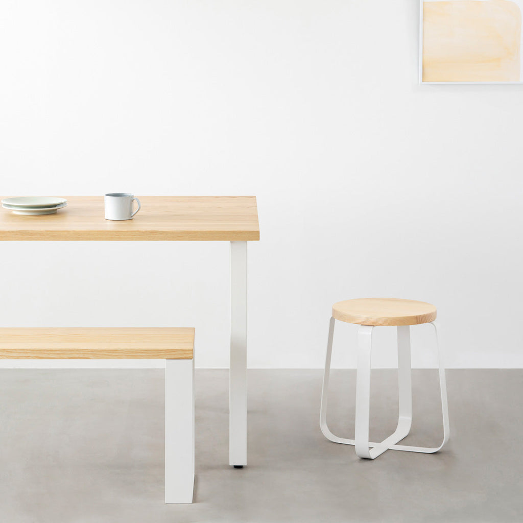 KANADEMONOの無垢ホワイトアッシュRound座面とホワイトのCross Plate脚を合わせたシンプルモダンなスツール（使用例）