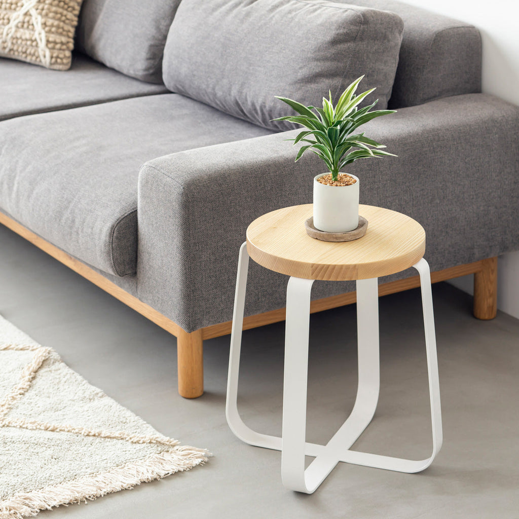 KANADEMONOの無垢ホワイトアッシュRound座面とホワイトのCross Plate脚を合わせたシンプルモダンなスツール（使用例2）