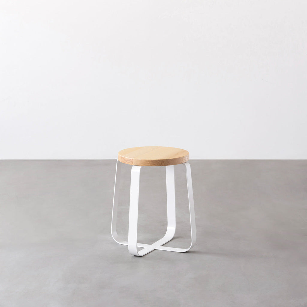 KANADEMONOの無垢ホワイトアッシュRound座面とホワイトのCross Plate脚を合わせたシンプルモダンなスツール