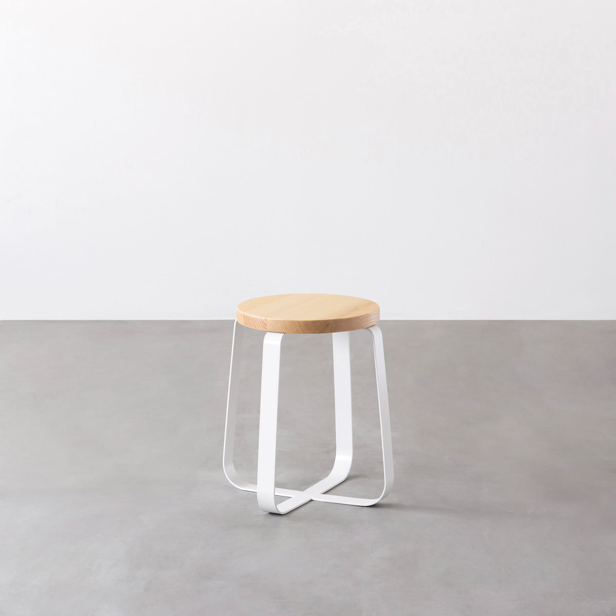 KANADEMONOの無垢ホワイトアッシュRound座面とホワイトのCross Plate脚を合わせたシンプルモダンなスツール
