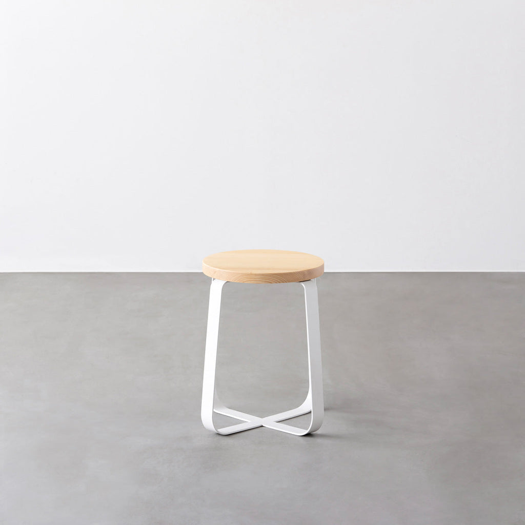 KANADEMONOの無垢ホワイトアッシュRound座面とホワイトのCross Plate脚を合わせたシンプルモダンなスツール2