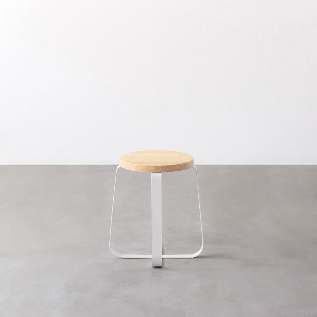 KANADEMONOの無垢ホワイトアッシュRound座面とホワイトのCross Plate脚を合わせたシンプルモダンなスツール3