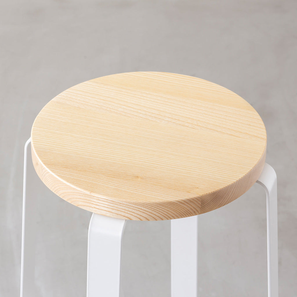 KANADEMONOの無垢ホワイトアッシュRound座面とホワイトのCross Plate脚を合わせたシンプルモダンなスツール（座面）