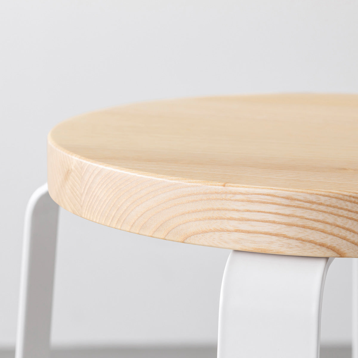 KANADEMONOの無垢ホワイトアッシュRound座面とホワイトのCross Plate脚を合わせたシンプルモダンなスツール（座面側面）