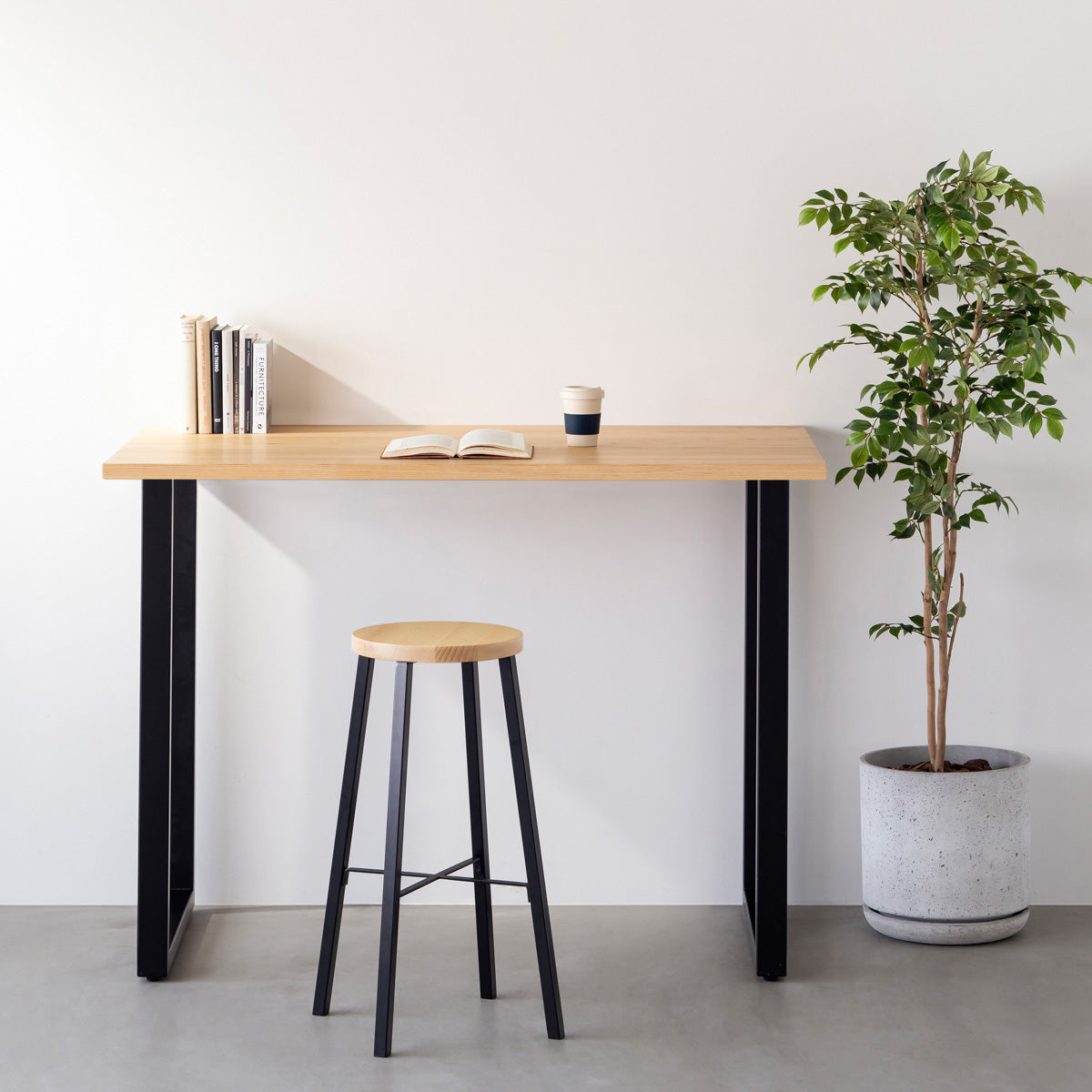 KANADEMONOの無垢ホワイトアッシュRound座面とブラックのSlant Bar脚を合わせたシンプルモダンなハイスツール（使用例）
